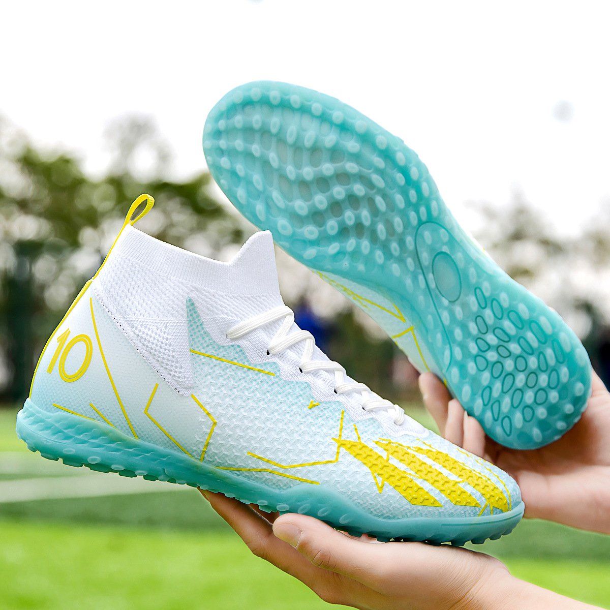 Zapatos de fútbol de alta calidad de verano 2025, nuevos zapatos de fútbol de clavos de vuelo sin costuras, zapatos de fútbol de clavos de comercio exterior.