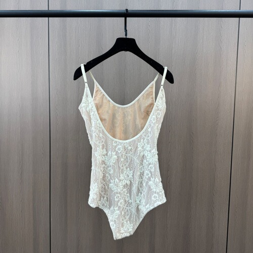 Lingerie-style backless top with lace innerwear for a fit-and-flare design, white spaghetti strap for spring and summer wear.