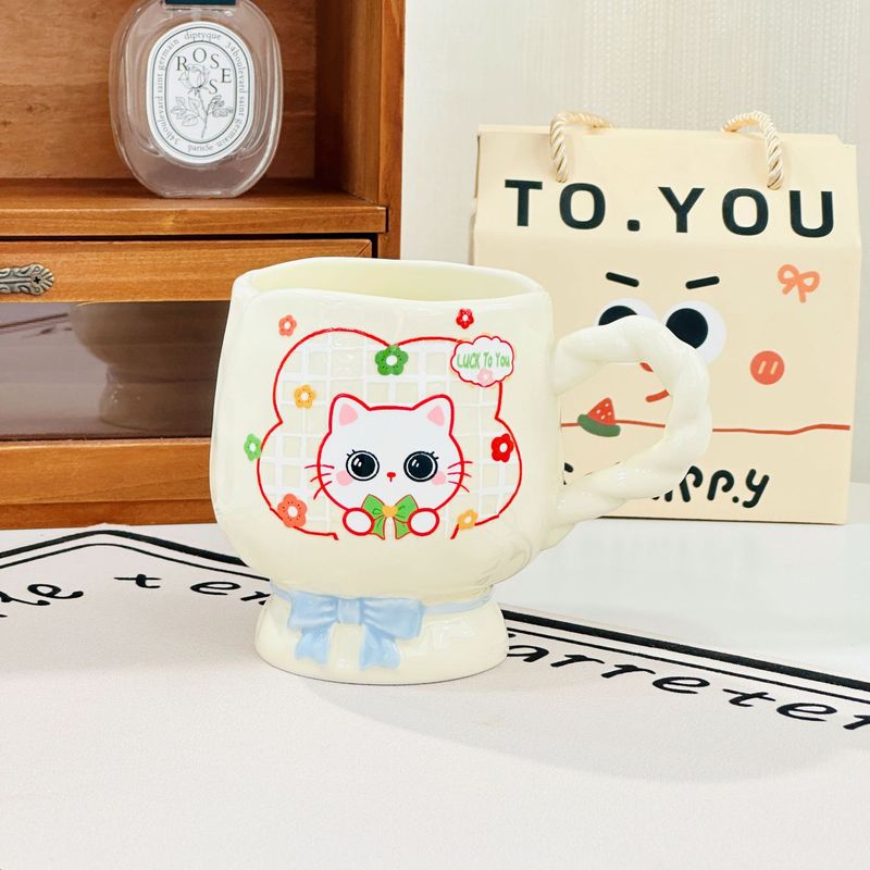 かわいい漫画の陶磁器の杯の蝶結びの高い足のコップの高い顔の値のマグカップの学生の手の贈り物の少女の心|undefined