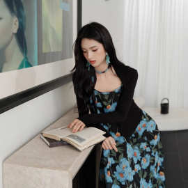 海边度假蓝色碎花吊带连衣裙女2025夏季针织衫气质雪纺沙滩裙