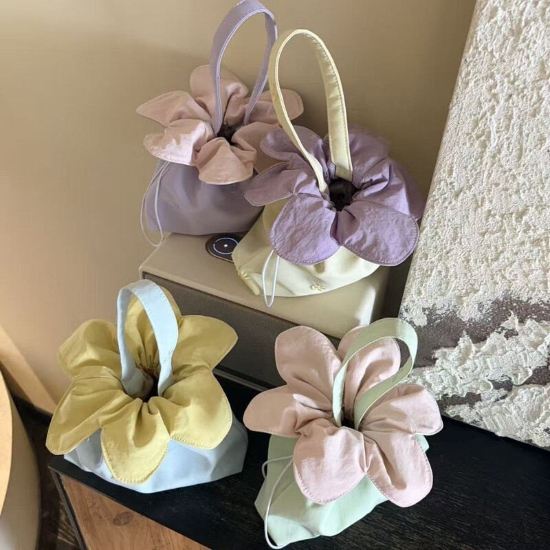 Creative floral drawstring portable handbag, fresh and large-capacity, new high-appearance commuter travel versatile storage bag