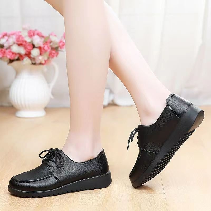 Zapatos de cuero negro de primavera de mujer nuevos lazos de suela gruesa, zapatos de madre cómodos, zapatos antideslizantes, zapatos de mujer al por mayor