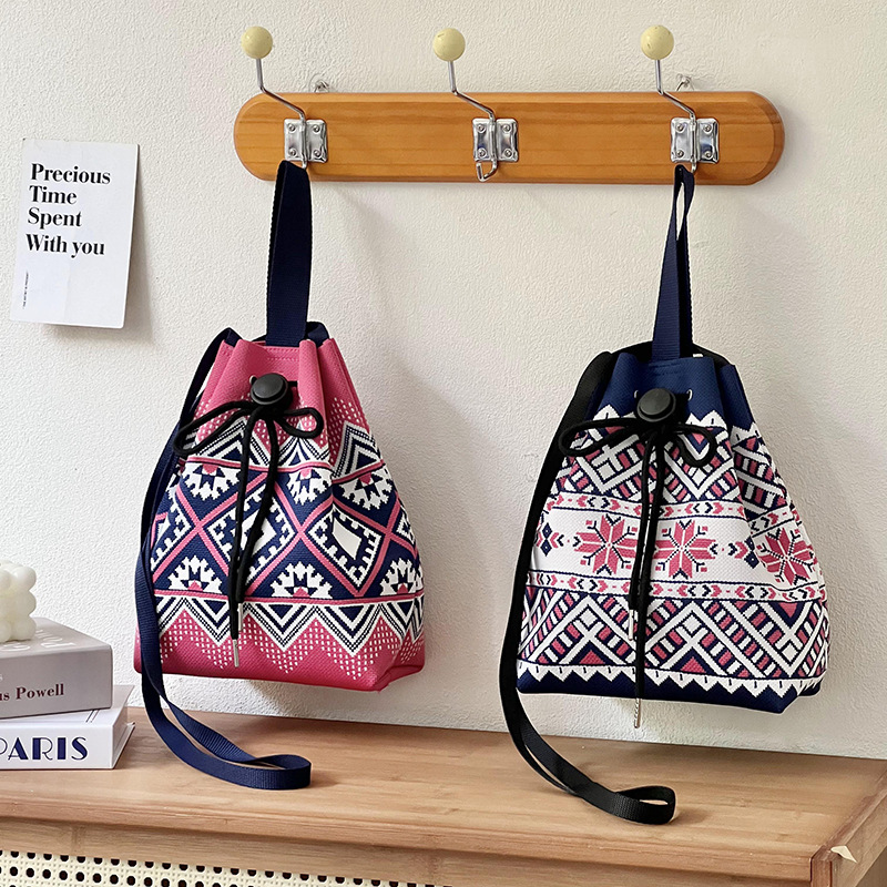 2025 nuevo diseño japonés y coreano simple bolso de hombro de punto de moda femenina versátil bolso portátil de viaje de verano