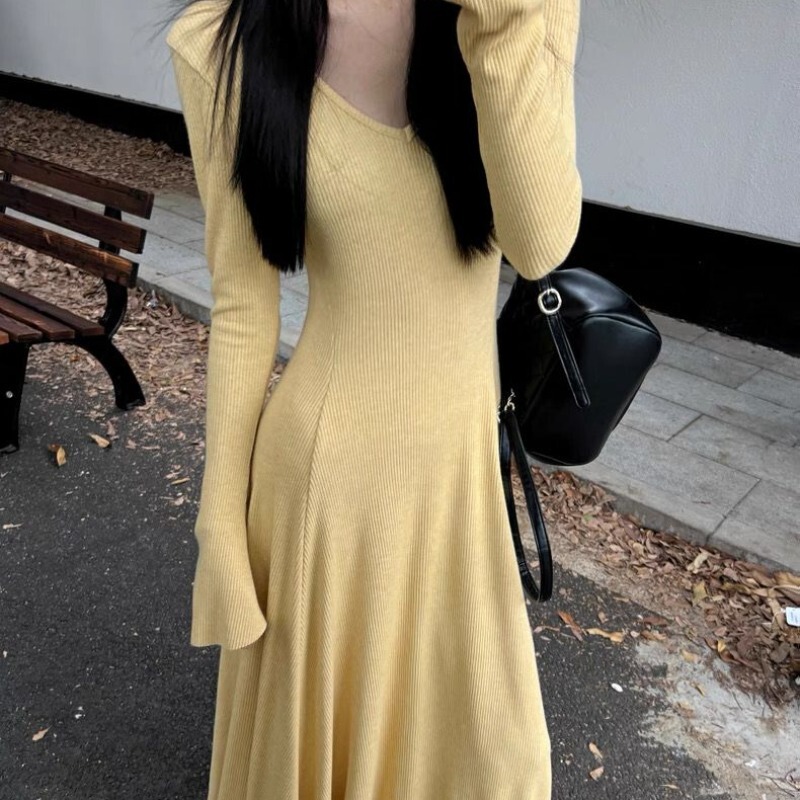 French-Style Knitted Dress, New Design for Early Autumn 2025, with a Waist-Cinching Long Skirt Paired with a Coat, Exuding Elegance