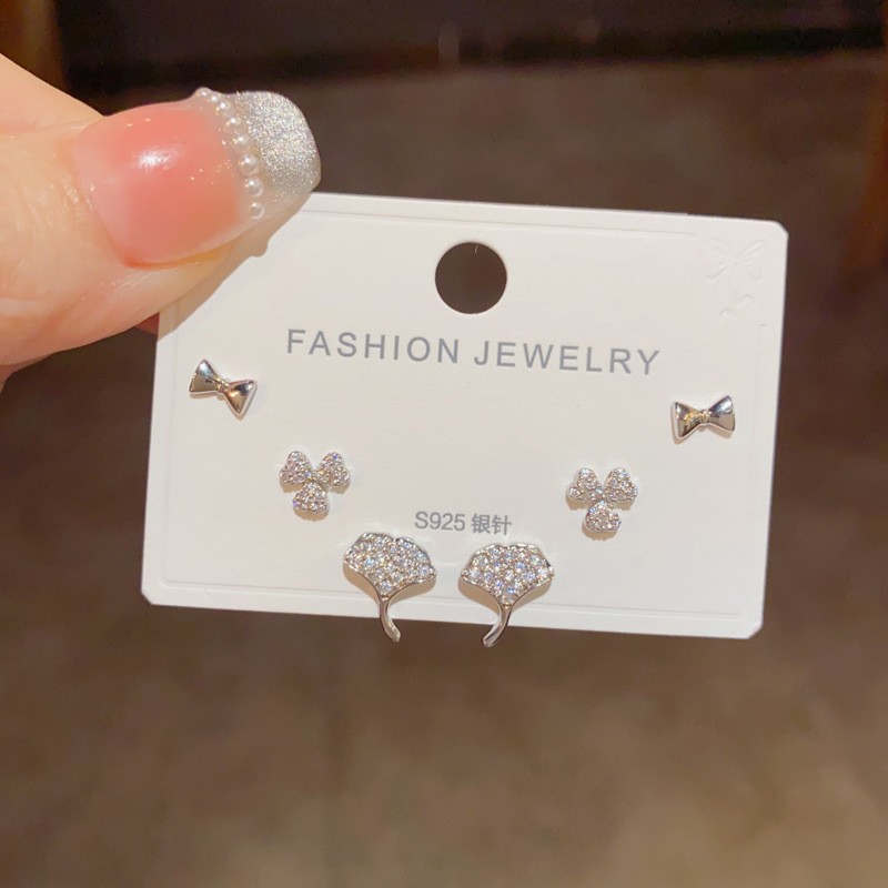 S925 aguja de plata micro incrustaciones de circón pendientes cortos pendientes de pelo corto japonés y coreano elegante todo-fósforo simple conjunto de tres piezas pendientes para las mujeres