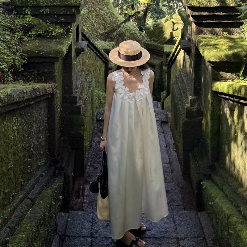 French-style three-dimensional floral camisole nightgown, new summer model, with a draping effect, elegant, loose-fitting, large hem, V-neck long dress French-style three-dimensional floral camisole nightgown, new summer model, with a draping effect, elegant, loose-fitting, large hem, V-neck long dress