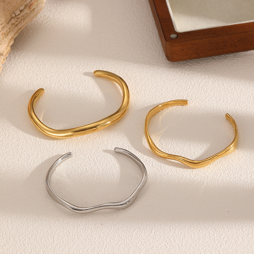 Brazalete abierto de acero de titanio irregular de viento INS transfronterizo, nicho de personalidad, brazalete de acero inoxidable chapado en oro de 18k
