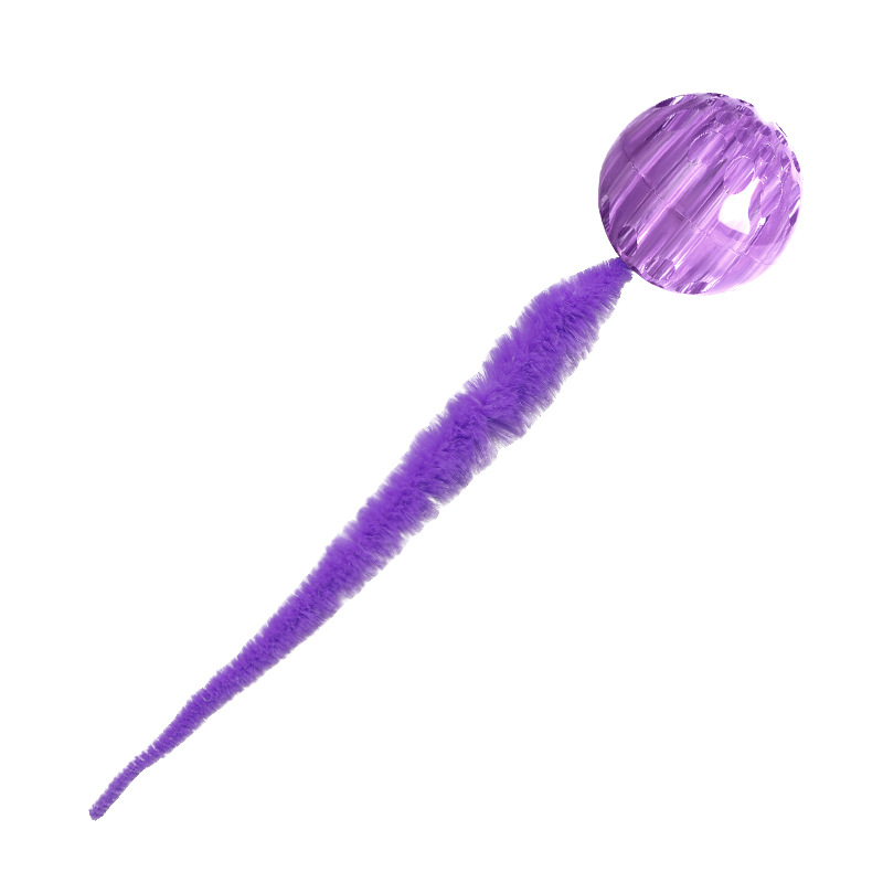 Gato rebotando oruga bola de mascota que muerde sin romperse