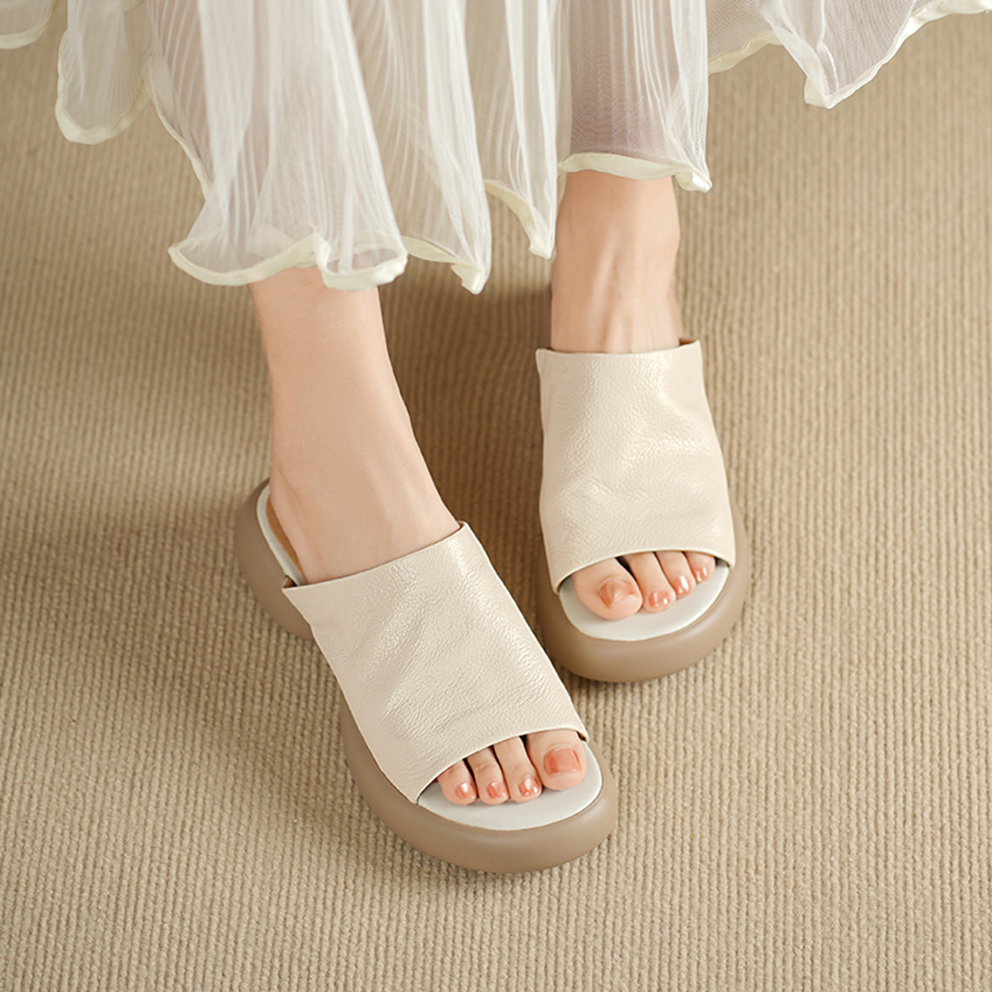 Sandal nữ hở mũi gót thấp đế dày 4cm da dê — màu trắng ngà