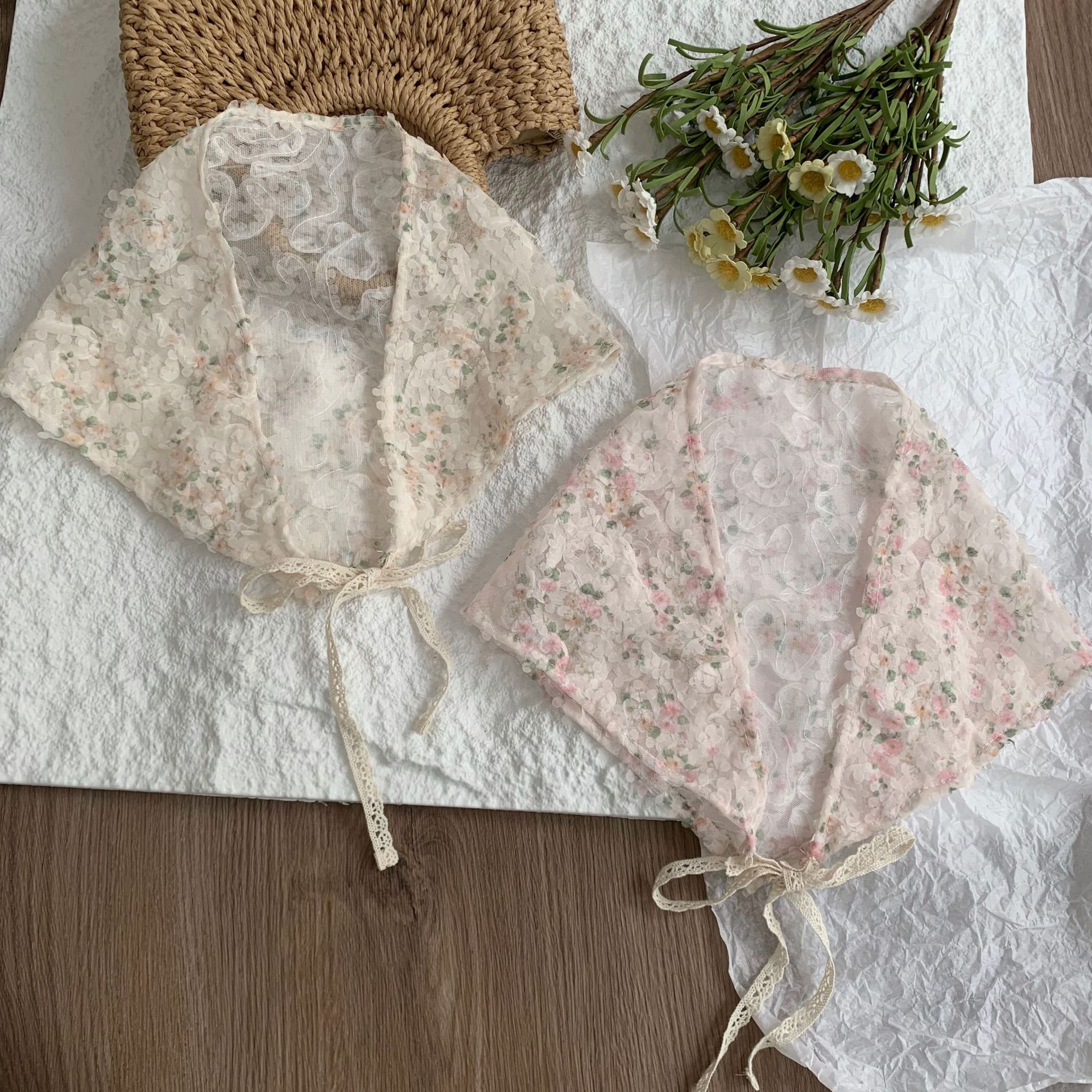 Bufanda triangular, bufanda de seda pequeña estampada para mujer, sentido avanzado, nueva versión coreana, bufanda pequeña de encaje decorativo, pañuelo en la cabeza, cinturón para el cabello, cabello atado