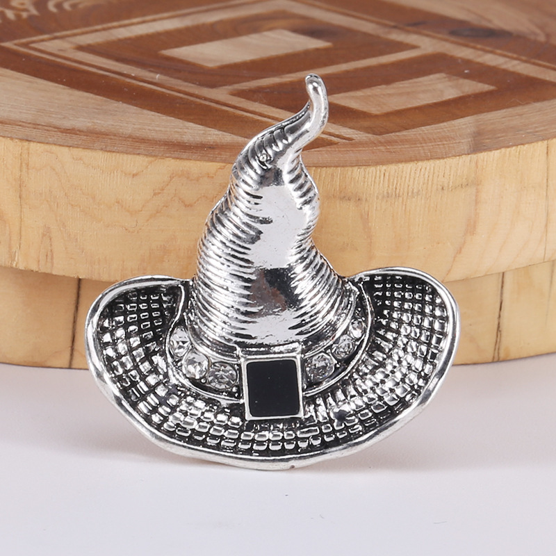 Estilo europeo y americano retro bruja sombrero broche versátil Ropa Accesorios Halloween magia sombrero pin hembra en stock venta al por mayor