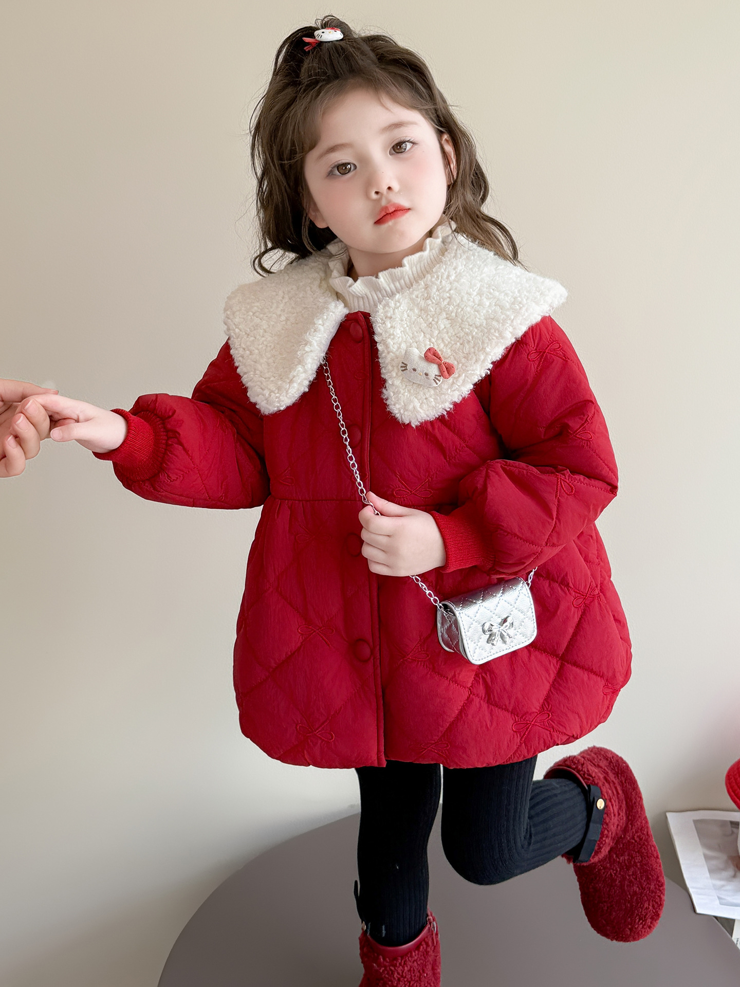 Niña invierno de ropa de algodón 2025 nuevo estilo extranjero niños bordados ropa de algodón de arco de invierno chaqueta de algodón caliente bebé femenino