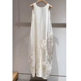 今年流行的漂亮新中式国风白色刺绣连衣裙子女装2024新款夏季长裙