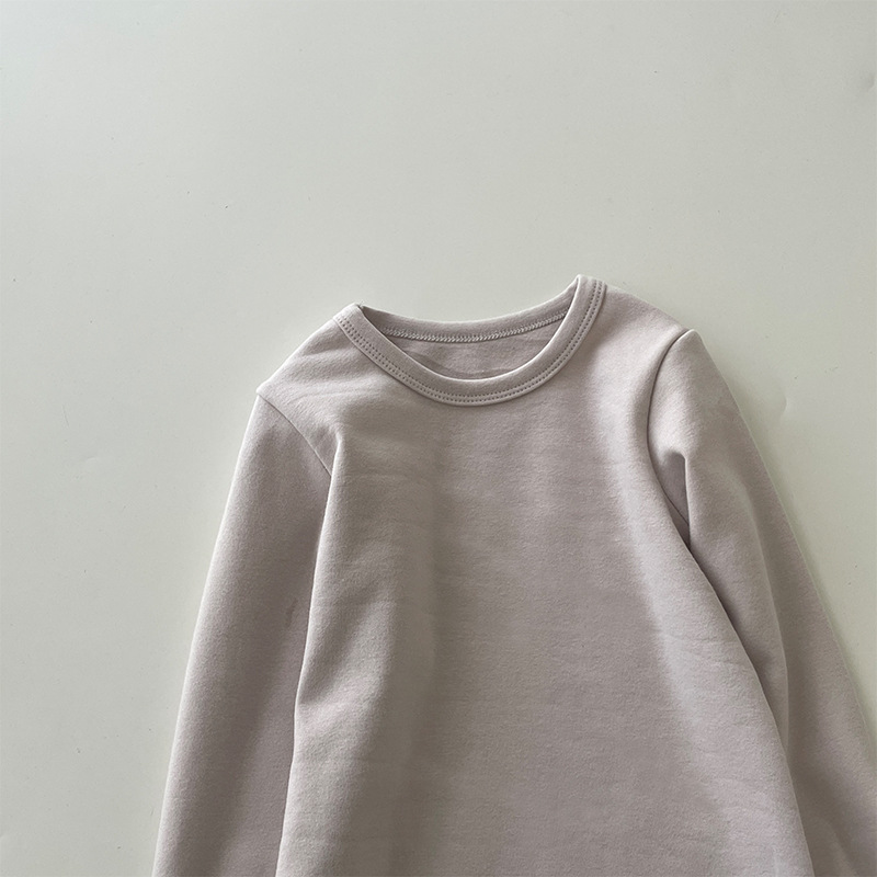 Camiseta de manga larga de algodón puro para niños 2026, camiseta básica para primavera y otoño, top cepillado de cuello redondo de color liso y corte holgado para niños y niñas.