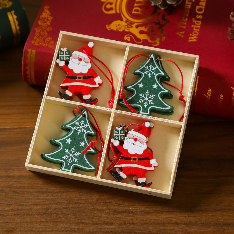木製のクリスマスのペンダントクリスマスツリーのペンダントクリスマスの小さなプレゼントの木箱はクリスマスの装飾品を飾っている|undefined