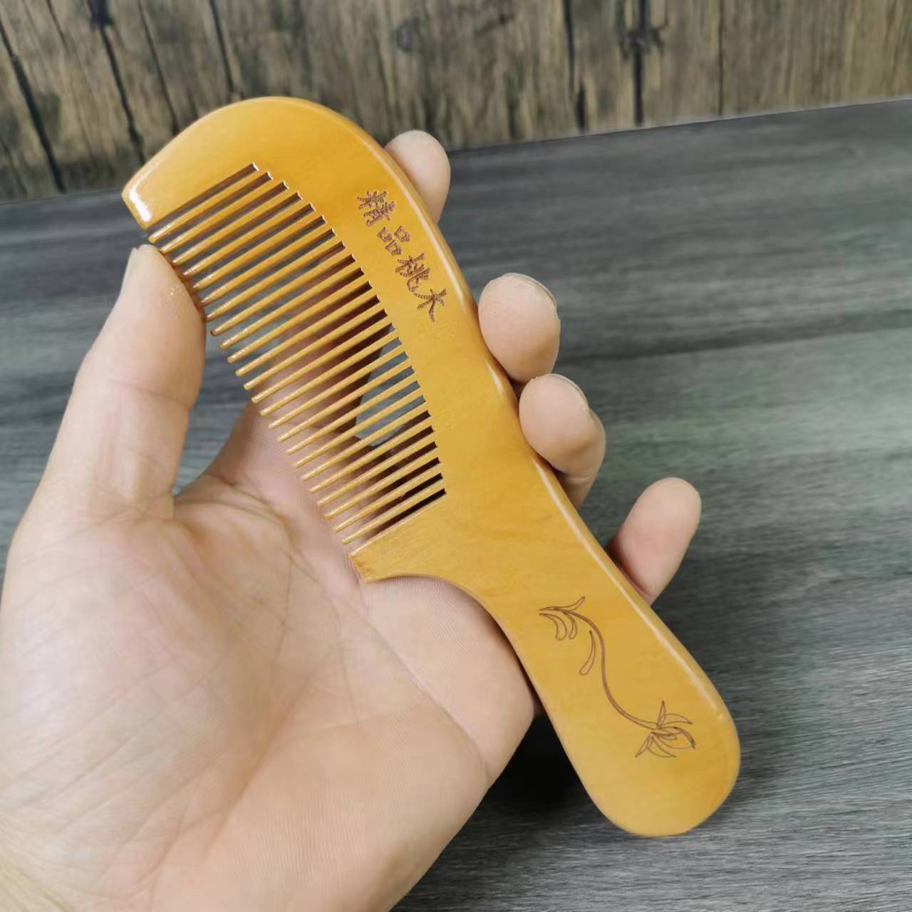 복숭아나무 빗을 다루다