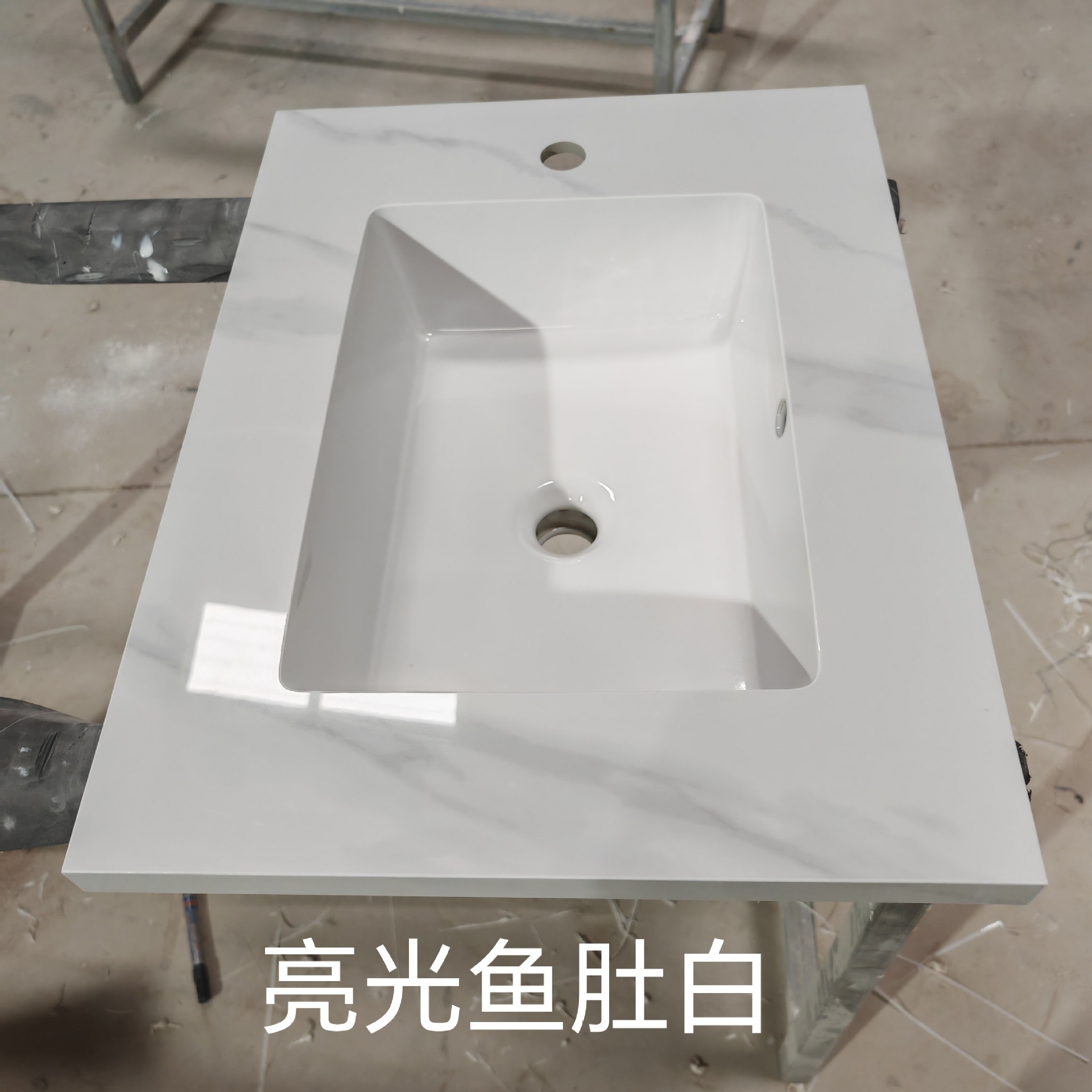 gabinete de baño de ingeniería de hotel de tabla de roca personalizado doble capa sin costura integral lavabo lavabo lavabo gabinete de baño inteligente combinación