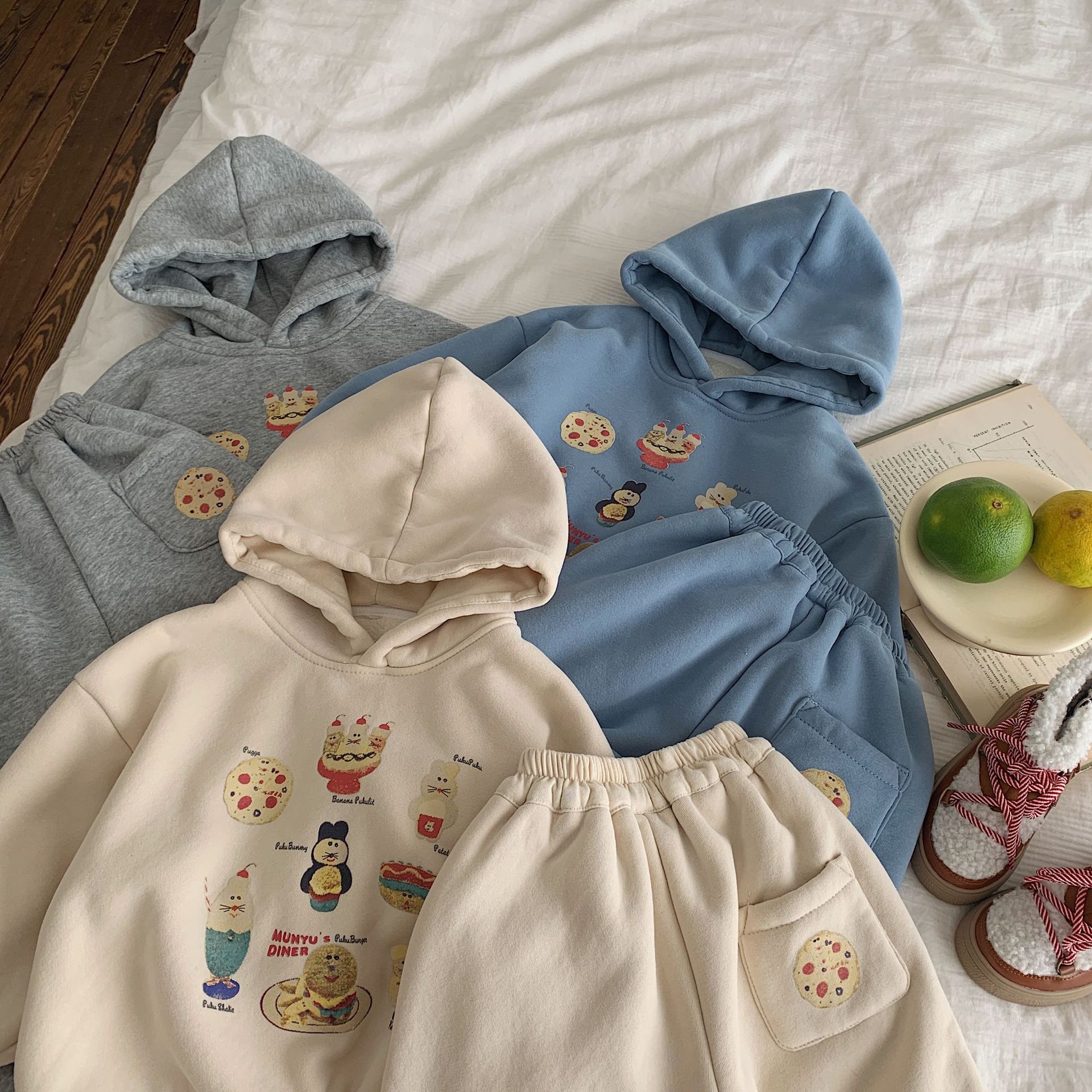 Kinder 2023 Bangcheng Winter Edition Koreanische Jungen-Mädchen-Pizza-Kapuzen- und Samtpullover-Zweiteiler_voghion.com