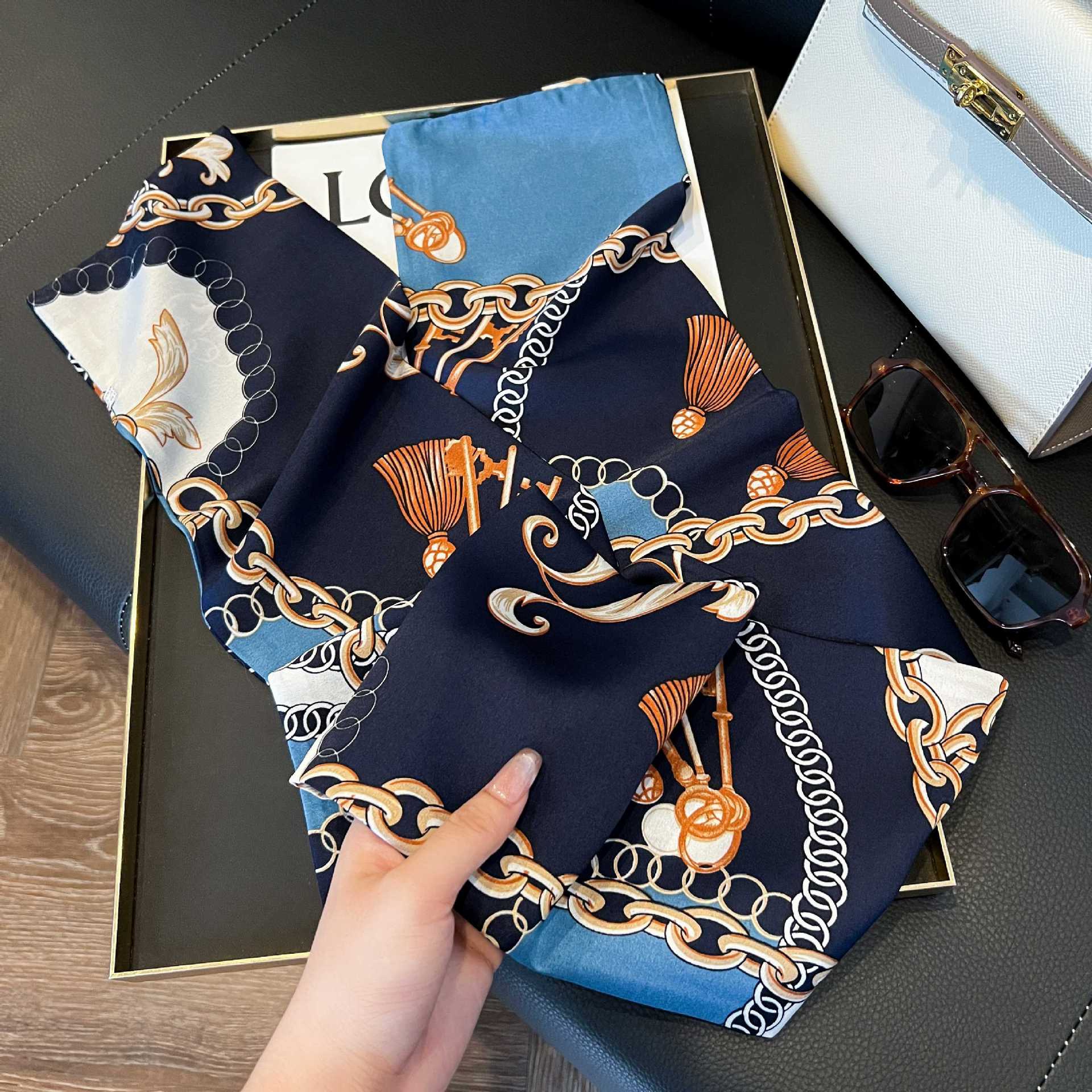 Nueva bufanda de seda pequeña banda larga estrecha para el cabello mujer estilo primavera y otoño moda madre bufanda estilo verano estilo fino serpentina bufanda al por mayor