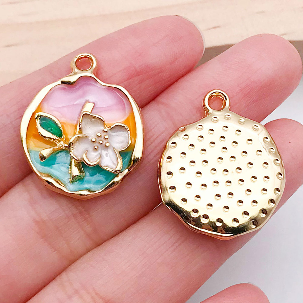 Colgante ovalado con flor y perlas estilo elegante