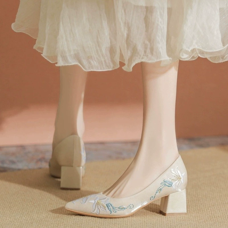 Новые женские туфли в китайском стиле с вышивкой в ​​национальном стиле, 2025, новые светлые туфли для платья, женские туфли, не утомляющие ноги, на высоком каблуке Cheongsam