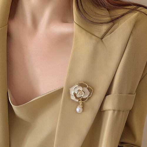 High-end pearl brooch, light luxury and high-end camellia suit, corsage to prevent exposure, feminine silk scarf buckle