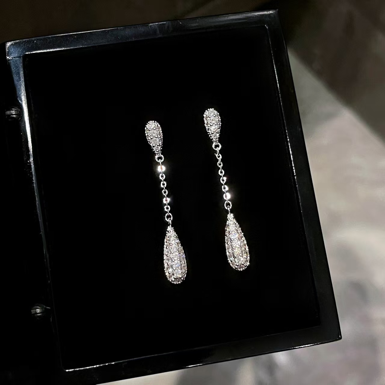 Zhao Lu Si Xu Mi deslumbrante con aretes de goteo de agua flash Xu Yan con aretes de temperamento de alta calidad