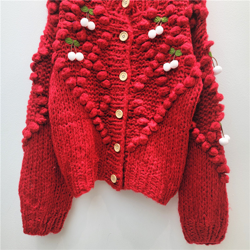 El viento dulce francés decoración de cereza de punto rojo Cardigan mujeres invierno 2025 nuevo suéter temperamento glutinoso suave abrigo