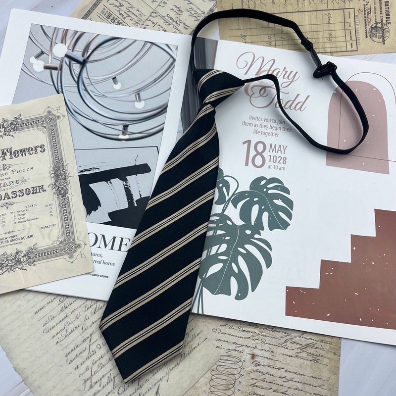 18 개의 검은 색과 노란색 스트립