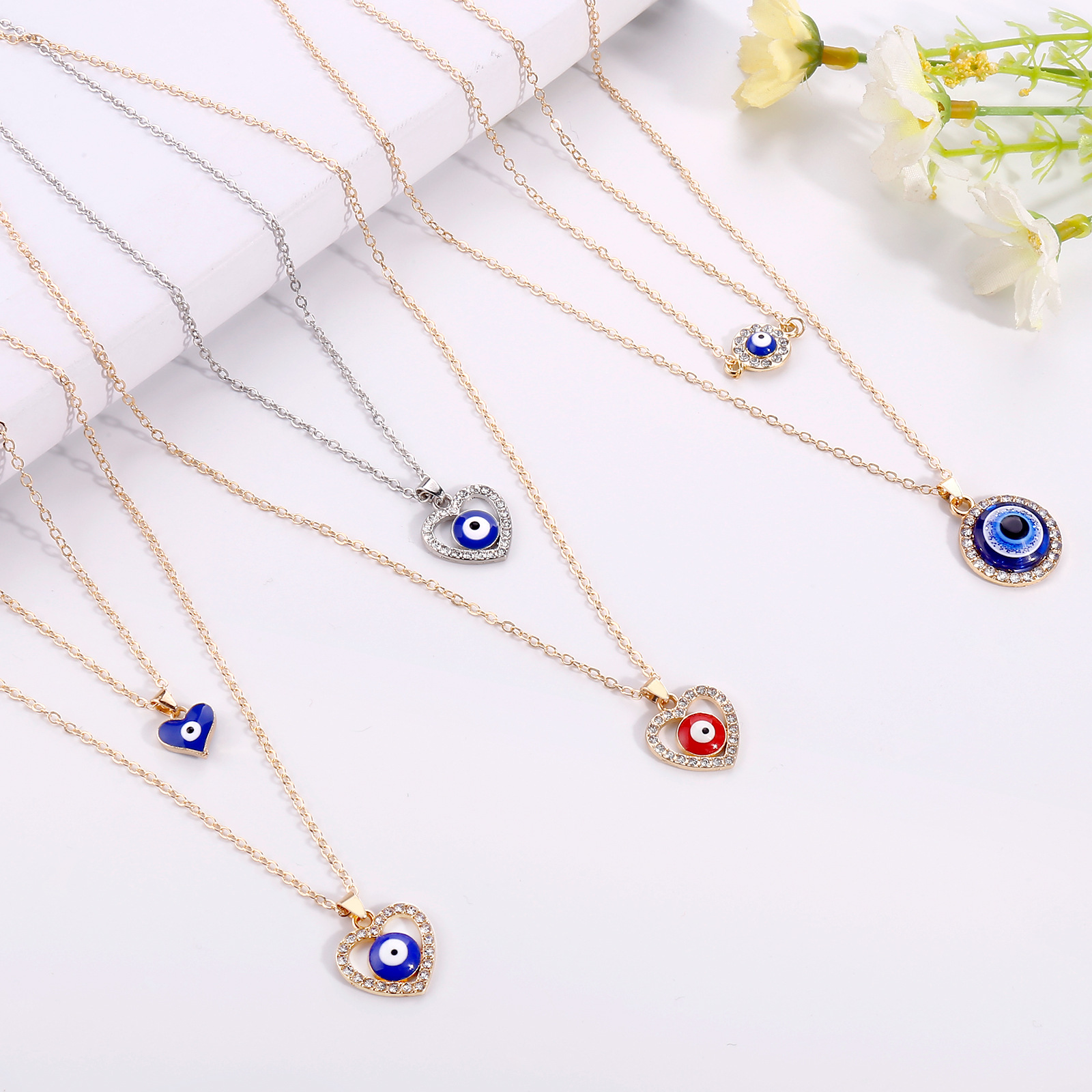 Fashion Eye Alloy Resin Copper Inlay Rhinestones Women's Necklace 1 Piece display picture 1