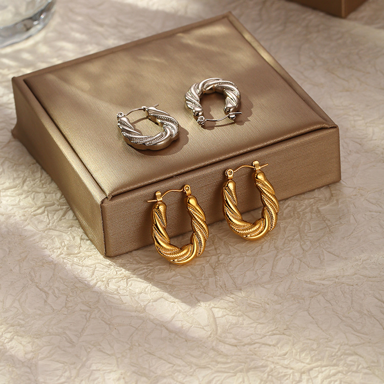 Europa y América transfronteriza europea y americana estilo retro de acero inoxidable torcedura pendientes de moda simple todo-fósforo de las mujeres pendientes de acero de titanio de moda