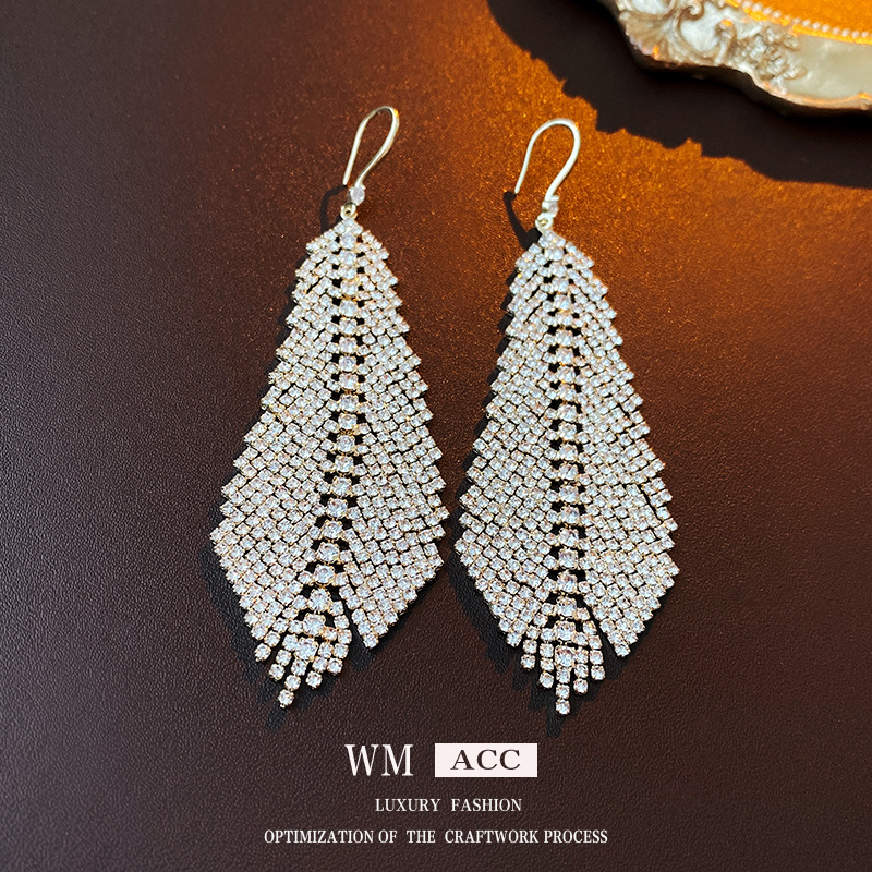 Diamante pluma hoja borla oreja gancho europeo y americano personalizado moda pendientes Luz de lujo de alto grado pendientes para las mujeres al por mayor image 3