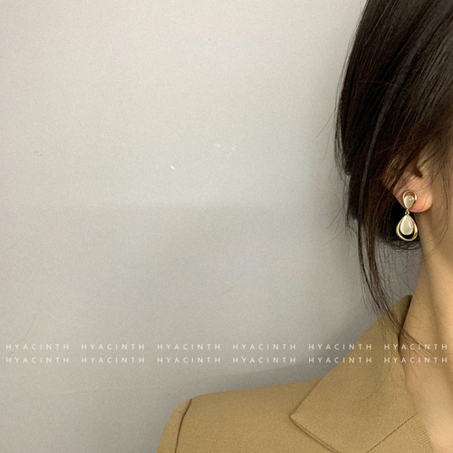 Korean fashion large cat eye earrings, simple French retro style, Internet celebrity personality water drop earrings, temperament, slimming face