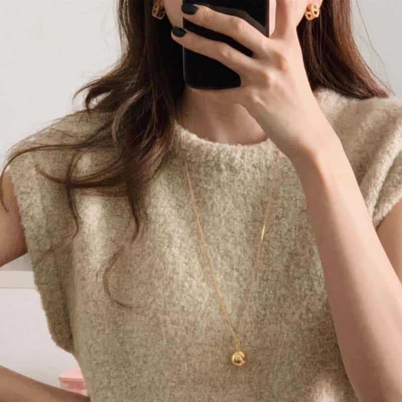 Blogger with letter ball necklace gold high-end sweater chain 2024 new autumn and winter accessories