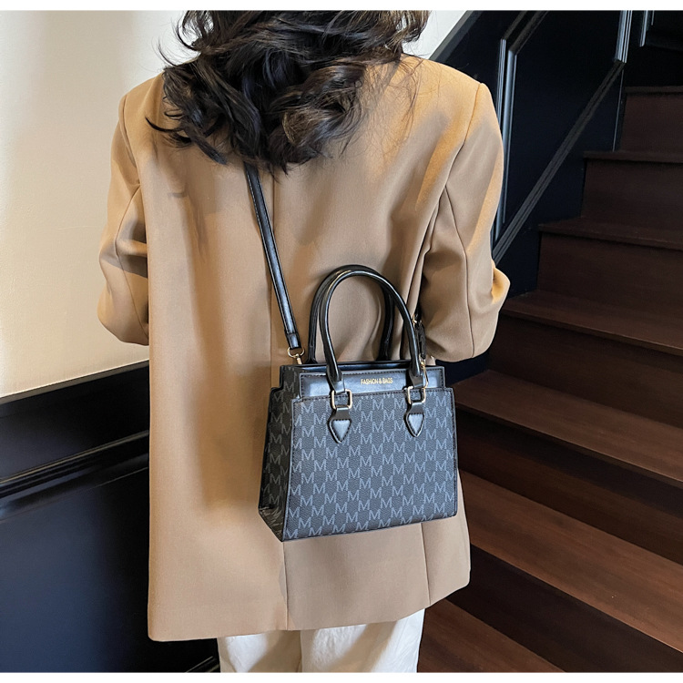 510g Weight Zipper Closure Type Single Shoulder Strap Strap Type Shoulder Bag Bags Type Casual Occasion Pu Leather Material Letter Pattern All Seasons Season Women's Gender Streetwear Style Square Shape Small Size Women's Small Pu Leather Letter Streetwear Square Zipper Shoulder Bag 18