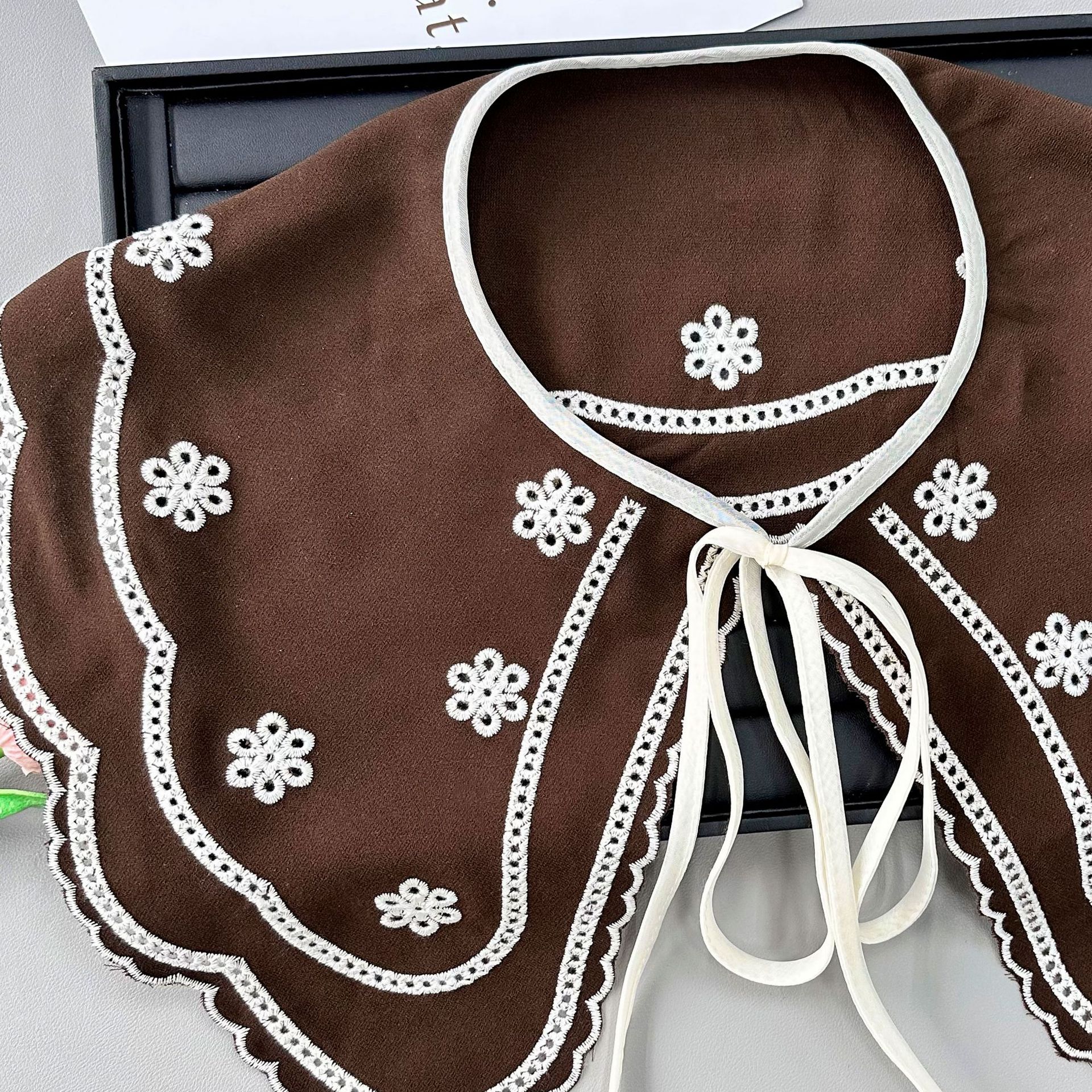 Café ondulado chiffon falso cuello arco correa doble camisa exterior suéter decoración cuello en stock
