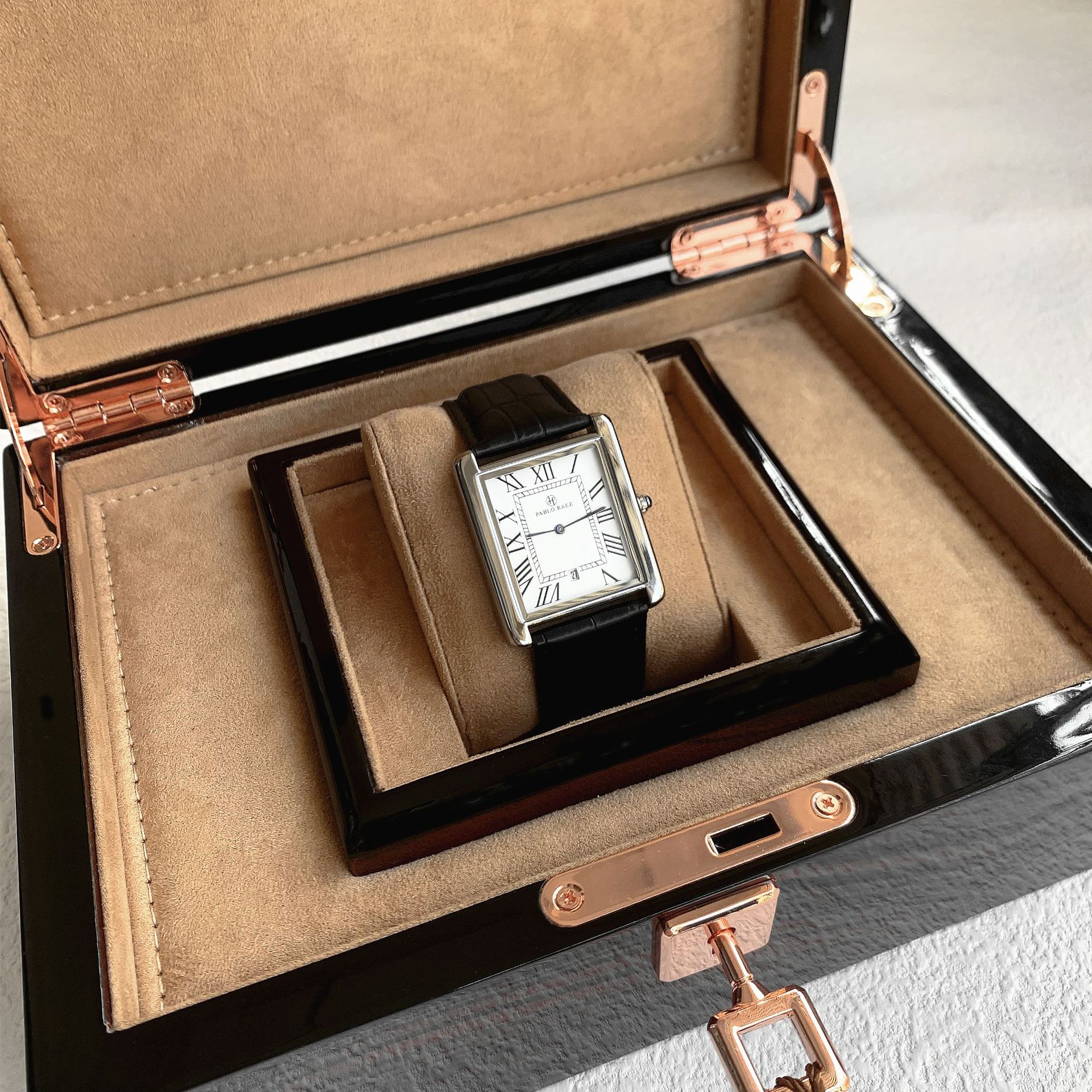 Consegna all'ingrosso esclusiva transfrontaliera di modelli popolari, orologi da uomo e da donna di bell'aspetto, orologi da coppia impermeabili ultrasottili quadrati_voghion.com