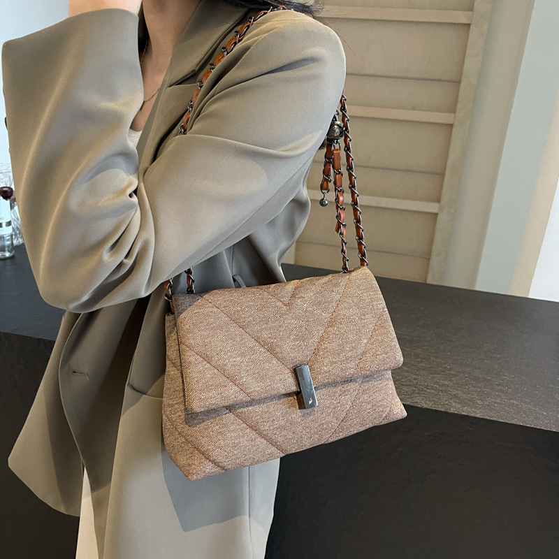 Bolso bordado simple para mujeres 2024 nuevo bolso cuadrado de cadena de estilo general, sensación de alto nivel retro viaje de hombro mochila