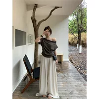 Летний комплект для женщин plus-size: новая модель футболки с открытым плечом и широкими брюками, подчеркивающие дизайн.