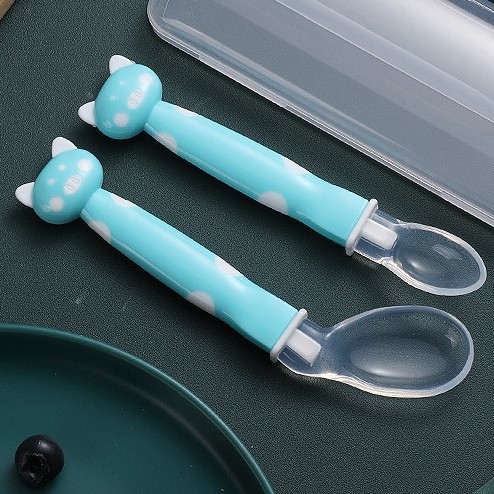 英語版カード付き ベビースプーン 子供用食器 シリコン製ソフトスプーン 赤ちゃん用食事練習用スプーン 曲がったスプーン
