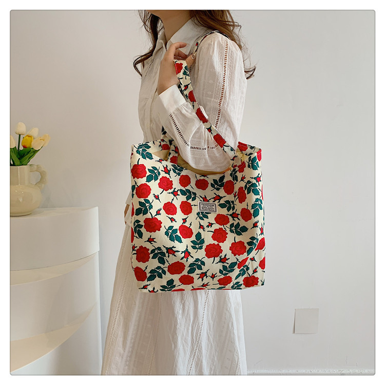 The large-capacity single-shoulder bag for student commuting is a bestseller in early spring. The Korean-style fresh and simple floral fabric bag is a versatile tote bag undefined