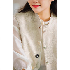 新中国式重工刺繍国風女装馬甲はベストを重ねて着ています。