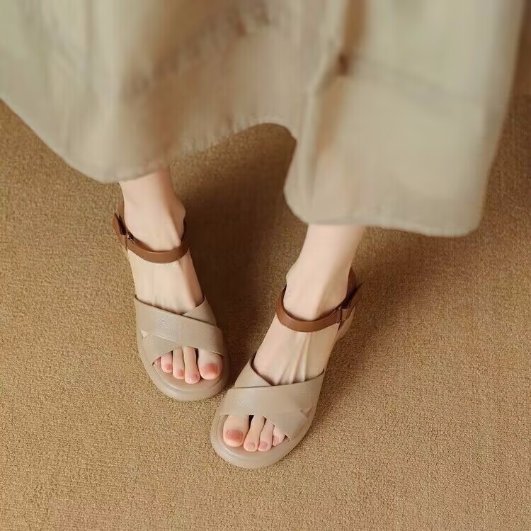 Sandalias para mujeres 2026 verano grueso talón cruzado hebilla gruesa zapatos romanos retro de cuero suave grueso con dedos cruzados