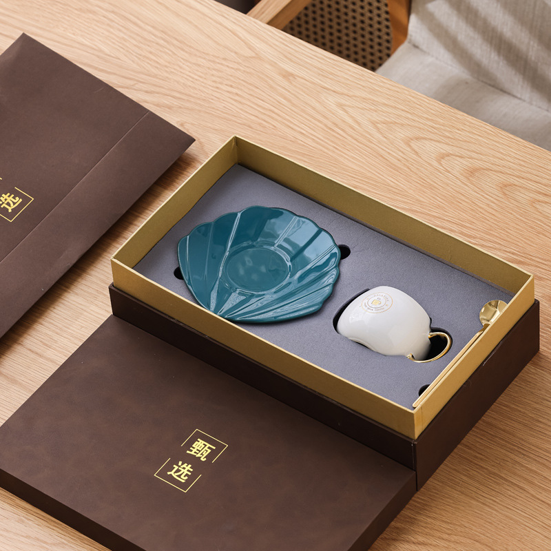 Taza de café original taza de cerámica de perla galvanizada taza de agua de oro con platos cuchara tallada oro LOGO regalo