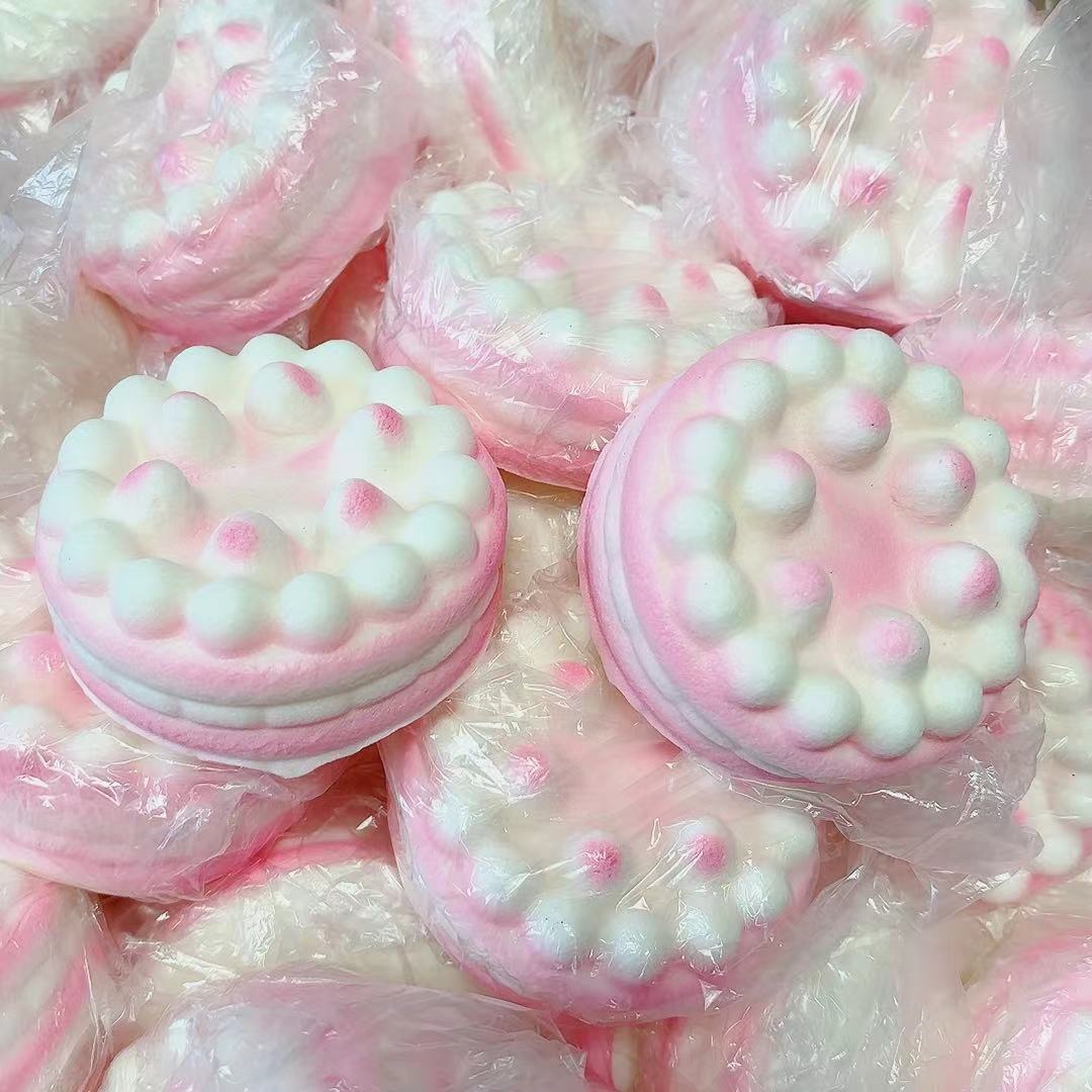 느린 리바운드의 젖은 부드러운 케이크 1개