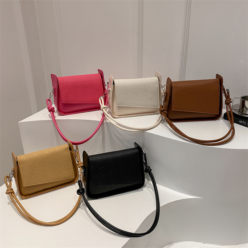 Bolsa debajo de la axila 2025 nuevo estilo de aire extranjero empalme bolso de hombro bolso de mano de viaje.