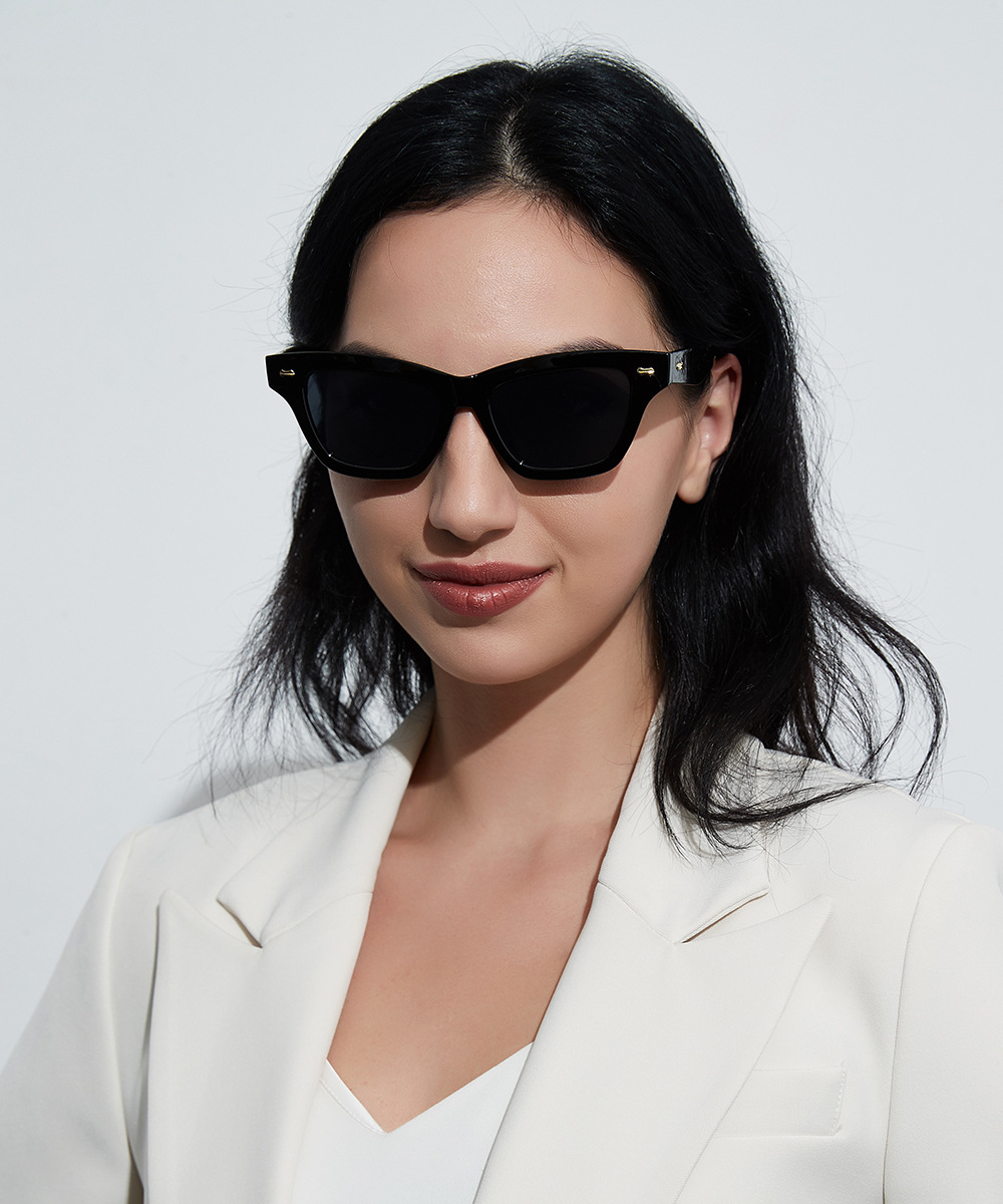 Gafas De Sol De Mujer De Montura Pequeña Con Remaches De Carey Cuadrados Simples display picture 3