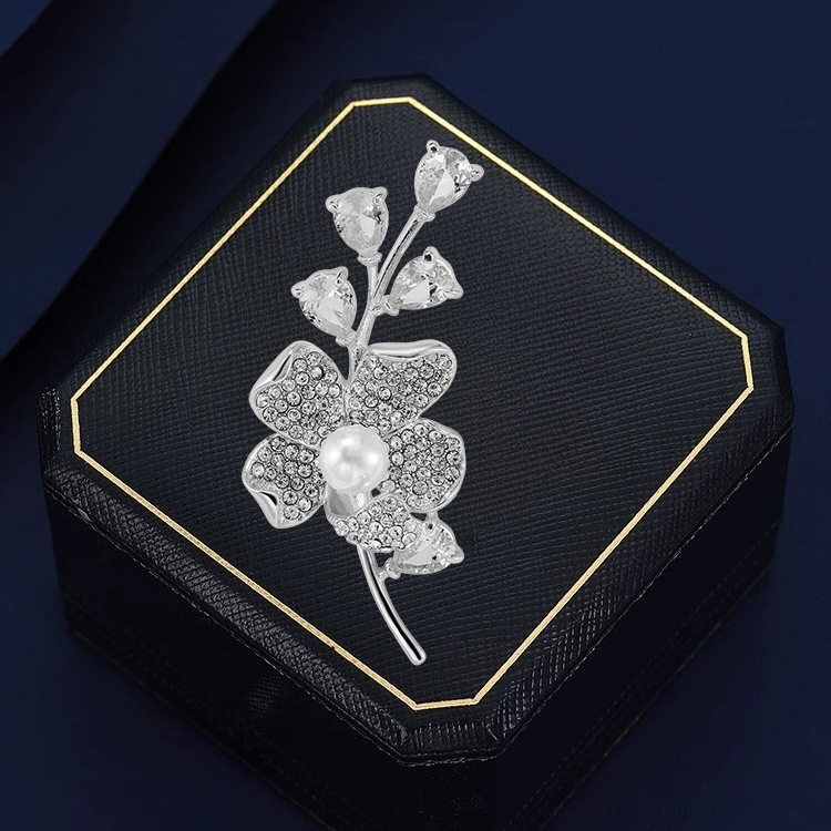 Elegante Perlen- Und Diamant-brosche Im Kirschblüten-design_voghion.com