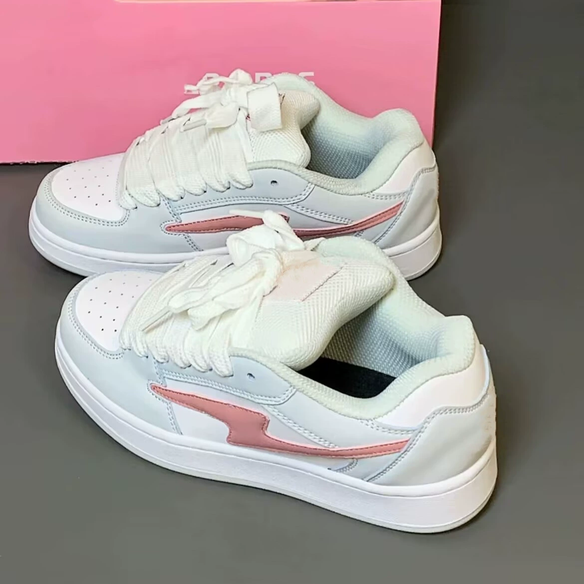 White shoes for women 2025 new autumn ins niche casual sports shoes thick soles heightening versatile board shoes for women