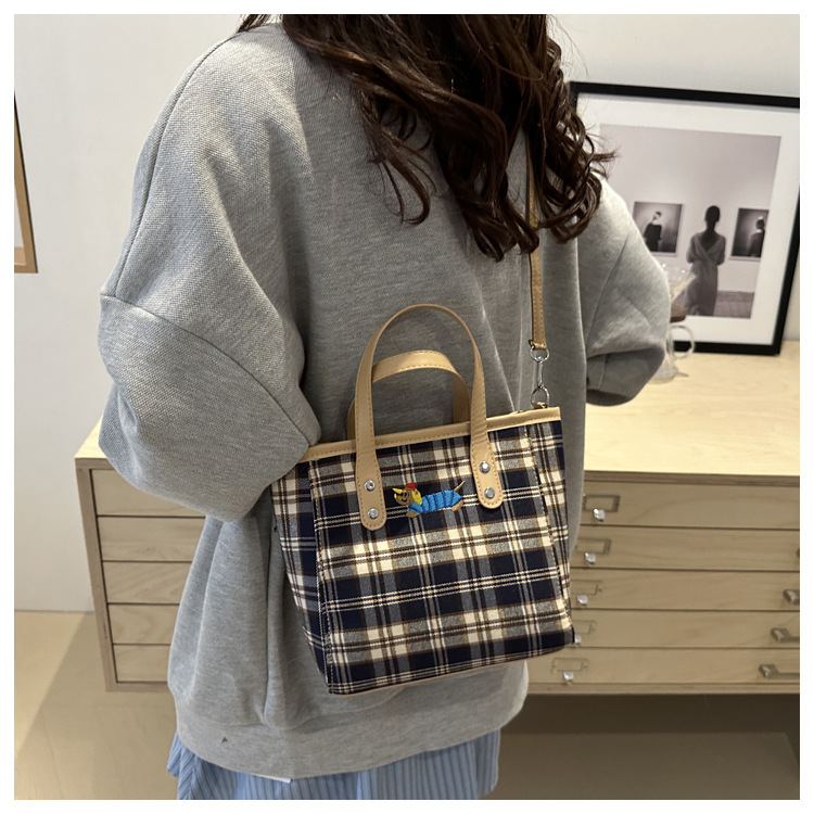 Cross-border personalized hand-carried fashionable and casual bucket bag for women, new autumn 2024 collection, contrasting color striped single-shoulder quality crossbody bag undefined